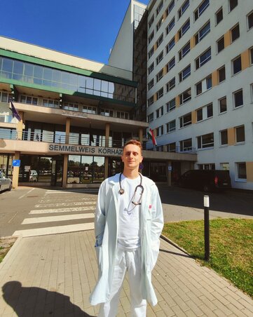A kiskunhalasi Semmelweis Kórház előtt (Fotó: Mengyán Albert archívuma)
