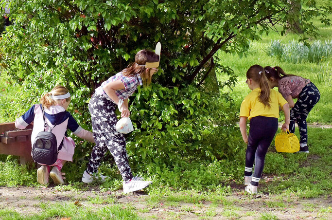 Mindenki igyekezett a legtöbb tojást és csokit megtalálni a felsőhegyi park területén (Gergely Árpád felvétele) Mindenki igyekezett a legtöbb tojást és csokit megtalálni a felsőhegyi park területén (Gergely Árpád felvétele)