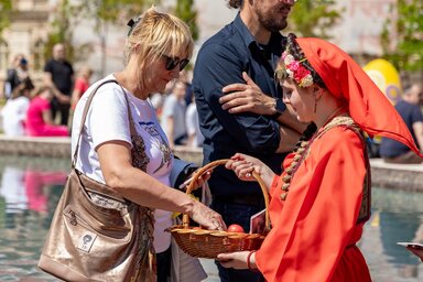 A Petőfi Sándor Magyar Kultúrkör és a Đido Művelődési Egyesület néptáncosai piros tojásokkal lepték meg a jelenlévőket (Óbecse község oldala/Facebook)