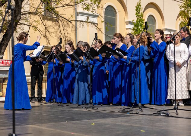 Az ünnepségen az Óbecsei Schola Cantorum Énekkar is fellépett Az ünnepségen az Óbecsei Schola Cantorum Énekkar is fellépett