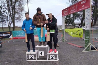 Balcsák Szilárd a dobogó legfelső fokán (Fotó: Paligo Palus Ultramaratonklub)