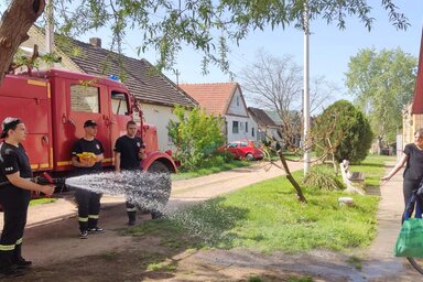 Kishegyesi locsolkodó tűzoltók (Fotó: Maronka Károly ÖTT)