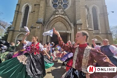 A vasárnapi szentmise után népdalcsokorral, tánccal köszöntötték az ünneplő topolyai híveket (Fotó: Herceg Elizabetta)