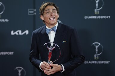 Armand Duplantis a tavalyi győztes Novak Đokovoićtól vehette át a trófeát (Fotó: Beta/AP)