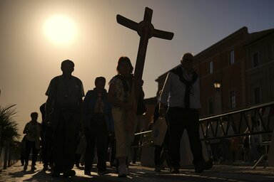 Zarándokok érkeznek a vatikáni Szent Péter térre (Fotó: AP via Beta)