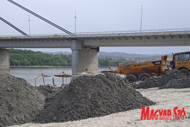 A fürdőhely teljes hosszában nagy mukagépek jönnek-mennek, ezért legyünk óvatosak! (Fotó: Szeli Balázs felvétele)