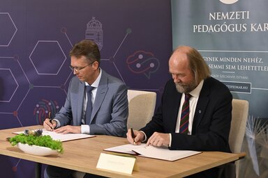 Hankó Balázs és Horváth Péter aláírják a megállapodást (Fotó: MTI)