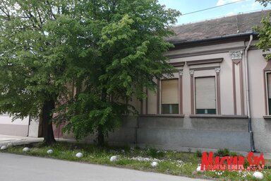 Nasuprot sadašnje zgrade Kulturno-umetničkog društva „Egység” nalazi se samostan „Školskih sestara naše Gospe” u Kikindi (fotografija Hajnalke Vidač)