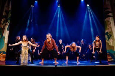 A fiatal színjátszók énekben és mozgásban is jó alapokkal büszkélkednek (Facebook)