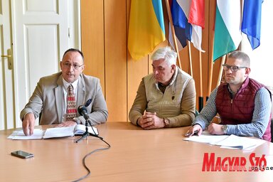 Juhász Attila, Veselin Petrović és Stojkov Igor ismertették a képviselő-testület anyagát (Fotó: Gergely Árpád felvétele)
