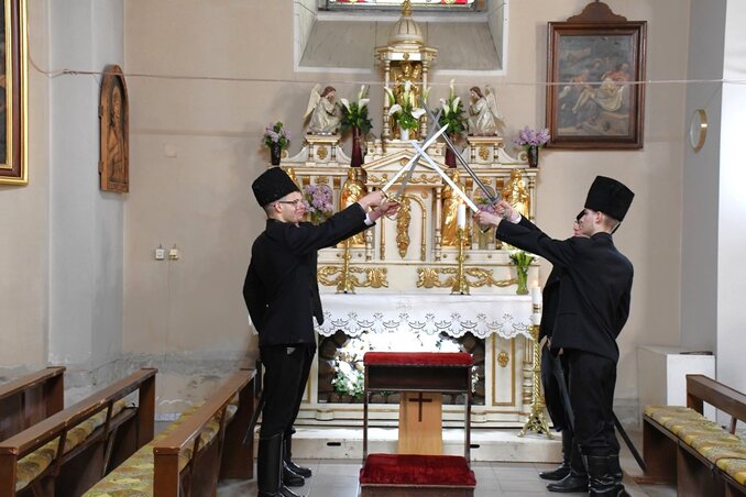 Nagypéntek délutántól a szombat esti feltámadásig Krisztus-katonák őrzik Jézus sírját (Paraczky László felvétele) Nagypéntek délutántól a szombat esti feltámadásig Krisztus-katonák őrzik Jézus sírját (Paraczky László felvétele)