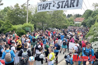 A maraton első napján, szombaton, a startvonal előtt állók 14 különböző túraútvonal közül választhatnak (Fotó: Ótos András felvétele)