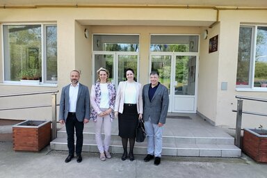 A polgármester a diákotthon vezetőjével és az iskola igazgatójával (Tóth Péter felvétele)