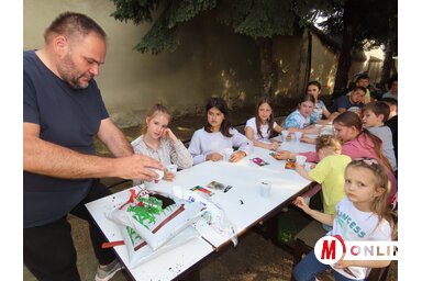 Mészáros Attila vezetésével virágot ültettek a fiatalok Adán (Csincsik Zsolt felvétele) Mészáros Attila vezetésével virágot ültettek a fiatalok Adán (Csincsik Zsolt felvétele)