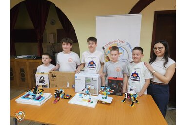 A robotkészítő vetélkedő díjazottjai tanárnőjükkel (Fotó: Innova Alkotók és Újítók Társasága)