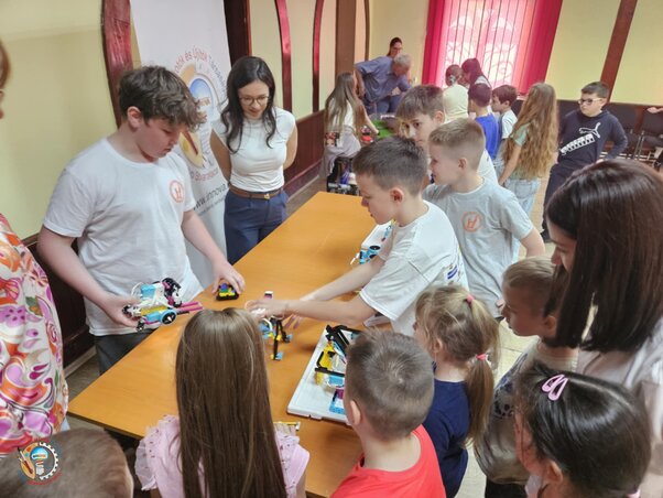A tanulók bemutatták az általuk készített robotot (Fotó: Innova Alkotók és Újítók Társasága)