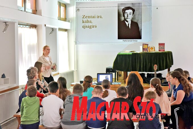 A gyermekek megismerhették a zentai költő életét és munkásságát (Fotó: Gergely Árpád felvétele) A gyermekek megismerhették a zentai költő életét és munkásságát (Fotó: Gergely Árpád felvétele)