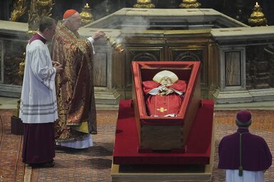 Kevin Joseph Farrell bíboros tömjénezik a pápa ravatalánál (Fotó: AP via Beta)