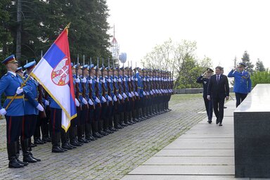 Bratislav Gašić honvédelmi miniszter, Milan Mojsilović vezérkari főnök és Željko Furundžić gárdaparancsnok kíséretében az avalai emlékműnél koszorúzott (Fotó: Beta)
