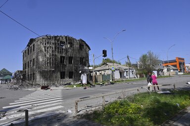 A fegyverek csak nem akarnak hallgatni. A felvétel tegnap a donyecki Pokrovszk központjában készült (Fotó: AP via Beta)