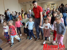 Az újvidéki Petőfi Sándor MMK-ba látogatott a Mézeskalács csapata