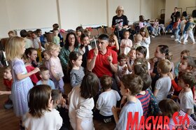 Az újvidéki Petőfi Sándor MMK-ba látogatott a Mézeskalács csapata