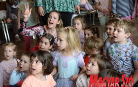 Az újvidéki Petőfi Sándor MMK-ba látogatott a Mézeskalács csapata