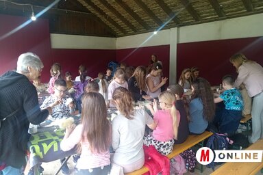 Simon Julianna irányításával vidám hangulatban zajlott a báránykák készítése (Turi Orsolya)