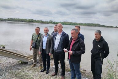A halasításon jelen lévők a tóparton (Tóth Péter felvétele)