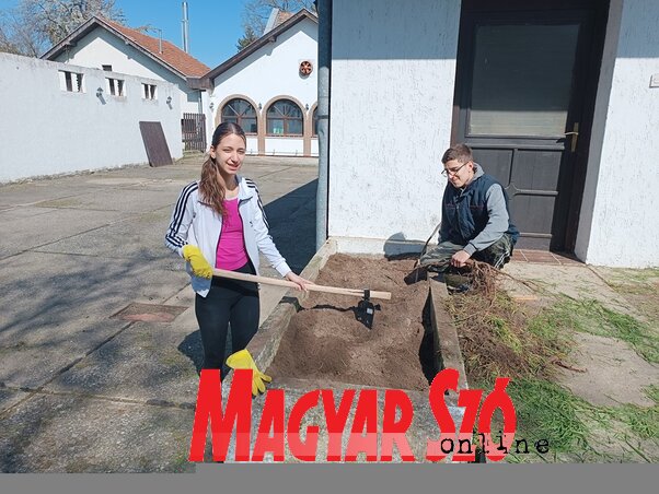 A fiatalok az Echo előtt és annak udvarában dolgoztak (Kazinczy Paszterkó Diana felvétele) A fiatalok az Echo előtt és annak udvarában dolgoztak (Kazinczy Paszterkó Diana felvétele)
