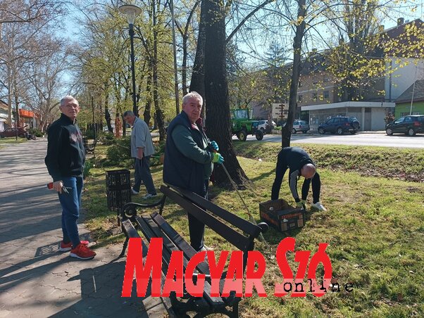 A tekézők a korzó egyik sarkát rendezték (Kazinczy Paszterkó Diana felvétele) A tekézők a korzó egyik sarkát rendezték (Kazinczy Paszterkó Diana felvétele)