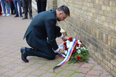Žarko Mićin hangsúlyozta, ezekre a sötét napokra emlékezni nemcsak kötelesség, hanem felelősség is (Fotó: novisad.rs)