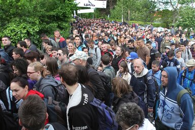 A buszokra FRUŠKA GORA MARATON feliratú plakátokat ragasztanak a könnyebb azonosíthatóság érdekében