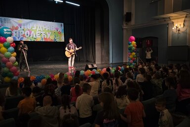 A rendezvény Branimir Rosić gitáros-énekes fellépésével kezdődött  (Fotó: Nagykikindai Kultúrközpont)