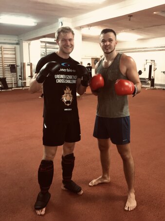 Áron jobbról. A felvétel Szegeden készült kick-box edzés közben. (Ternovácz Áron archívuma) Áron jobbról. A felvétel Szegeden készült kick-box edzés közben. (Ternovácz Áron archívuma)
