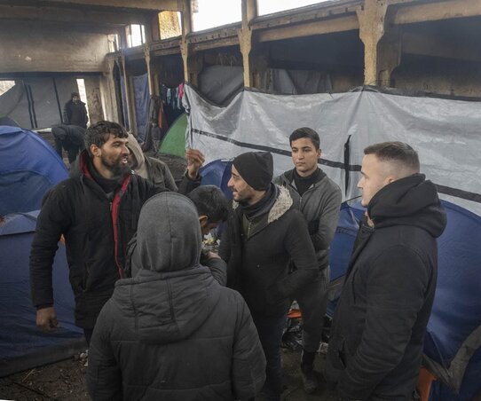 Áron munka közben, a menekültek között, amikor még több ezren voltak a magyar határnál (Ternovácz Áron archívuma) Áron munka közben, a menekültek között, amikor még több ezren voltak a magyar határnál (Ternovácz Áron archívuma)