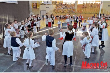 Mintegy 850 gyermek énekelt és táncolt a Sportcsarnokban felállított színpadon (Gergely Árpád felvétele)