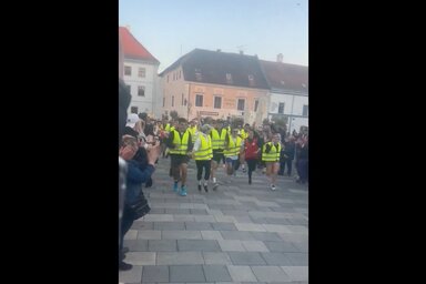 Az egyetemisták négy csoportra osztva váltásban teljesítik a távot (Fotó: Printscreen/@SenekaSpiro/X)