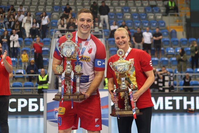 A Vojvodina és a Crvena zvezda csapatkapitánya a trófeákkal (Fotó: facebook.com/rssrbije) A Vojvodina és a Crvena zvezda csapatkapitánya a trófeákkal (Fotó: facebook.com/rssrbije)