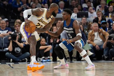 LeBron James (balról) és Anthony Edwards csatájából utóbbi került ki győztesen (Fotó: Beta/AP)