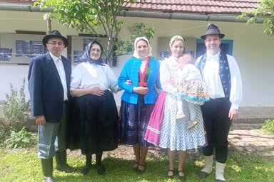 Népviseletbe öltözött doroszlóiak, gombosiak, kupuszinaiak (L. Móger Tímea)
