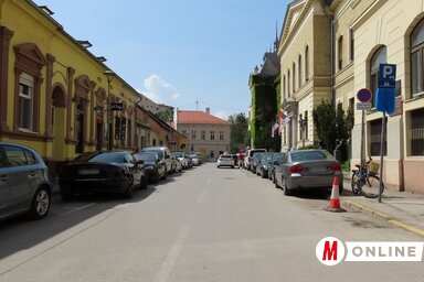 A megfizettetés alá eső parkolóhelyek övezetét rendszeresen bővítik, a magyarázat szerint az érintett polgárok kérésére (Fotó: Dávid Csilla felvétele)