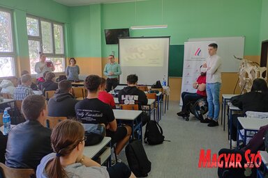 A középiskolások érdeklődve figyelték az előadást (Fotó: Bajić Jenei Klementina felvétele)