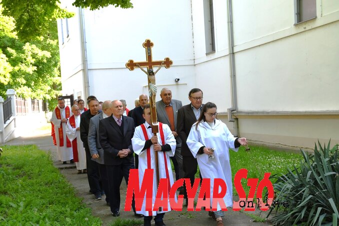 Búcsúnapi bevonulás a kúlai templomba (Paraczky László felvétele) Búcsúnapi bevonulás a kúlai templomba (Paraczky László felvétele)