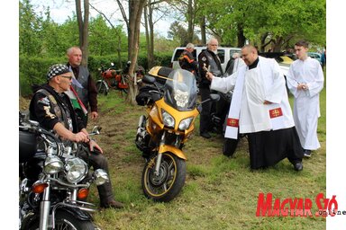 A motorszenteléssel a motorosok az égiek védelmét kérik (Benedek Miklós felvétele)