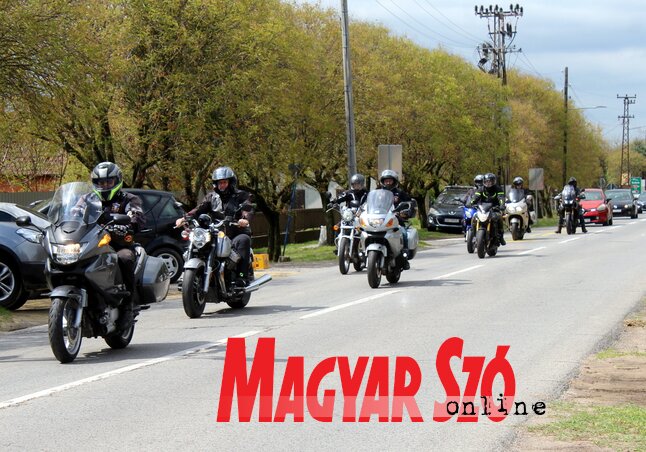 Ég a benzin, érkeznek a motorosok (Benedek Miklós felvétele) Ég a benzin, érkeznek a motorosok (Benedek Miklós felvétele)
