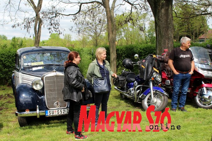 A motorok és az old timer autók remekül megférnek egymás mellett (Benedek Miklós felvétele) A motorok és az old timer autók remekül megférnek egymás mellett (Benedek Miklós felvétele)
