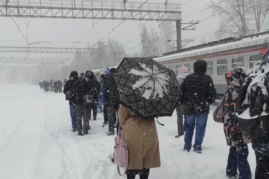 Egyes Moszkva környéki helyeken péntekre mintegy 15 centis hótakaró alakult ki (Fotó: Novaja Gazeta/SMI)