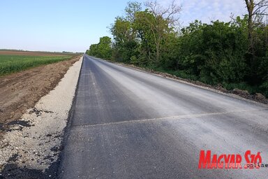 Törökfalunál már körülbelül 2 kilométernyi útszakaszt újítottak fel (Csincsik Zsolt felvétele)