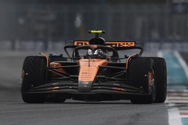 Lando Norris a McLaren versenyautójával a vizes miami pályán (Fotó: Beta/AP)